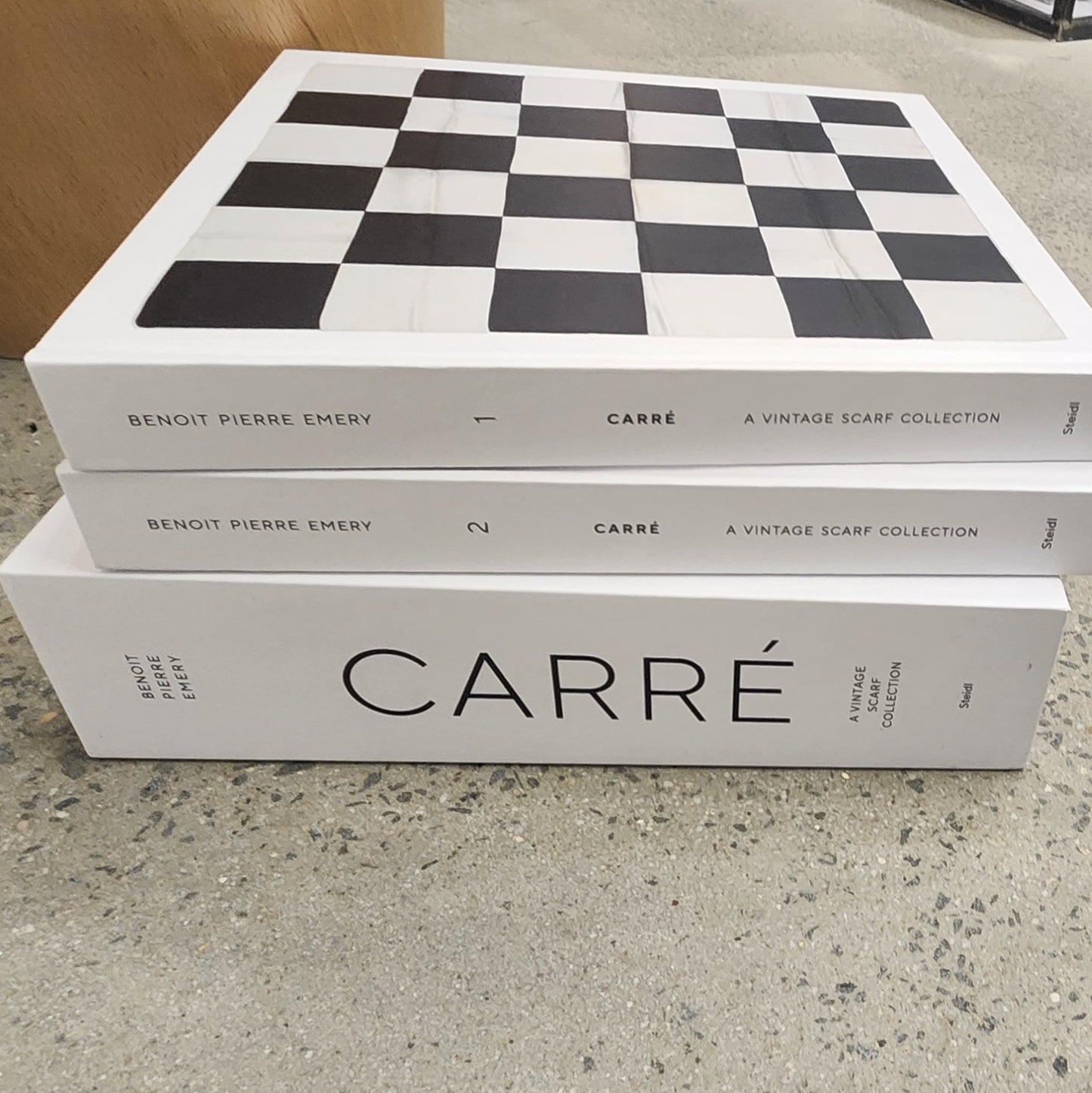 Carré: A Vintage Scarf Collection