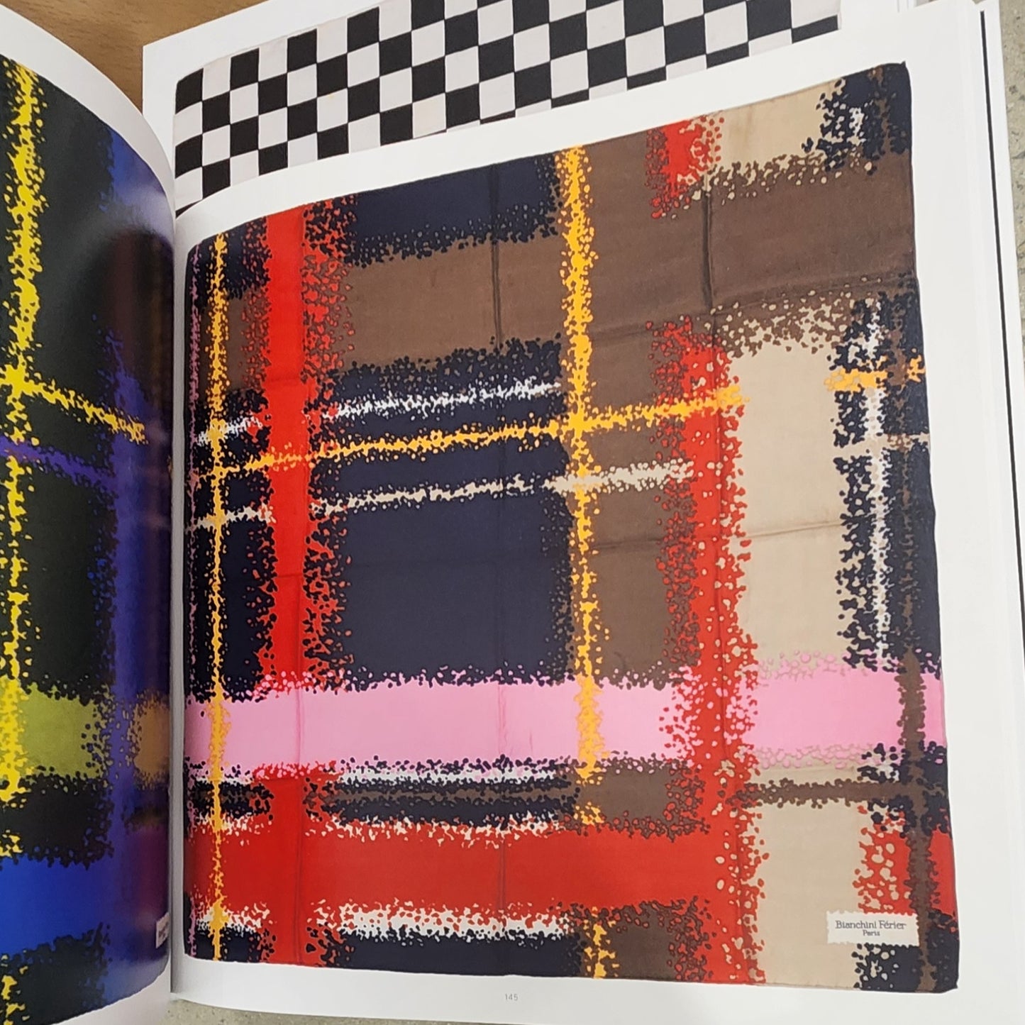Carré: A Vintage Scarf Collection
