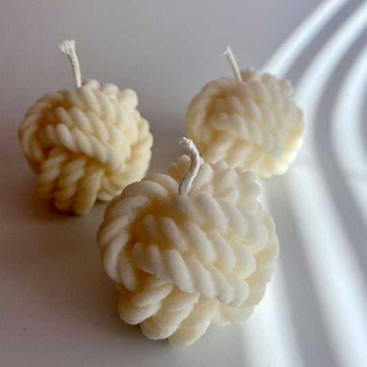 Sailor's Knot Candle - White: White / Honeysuckle