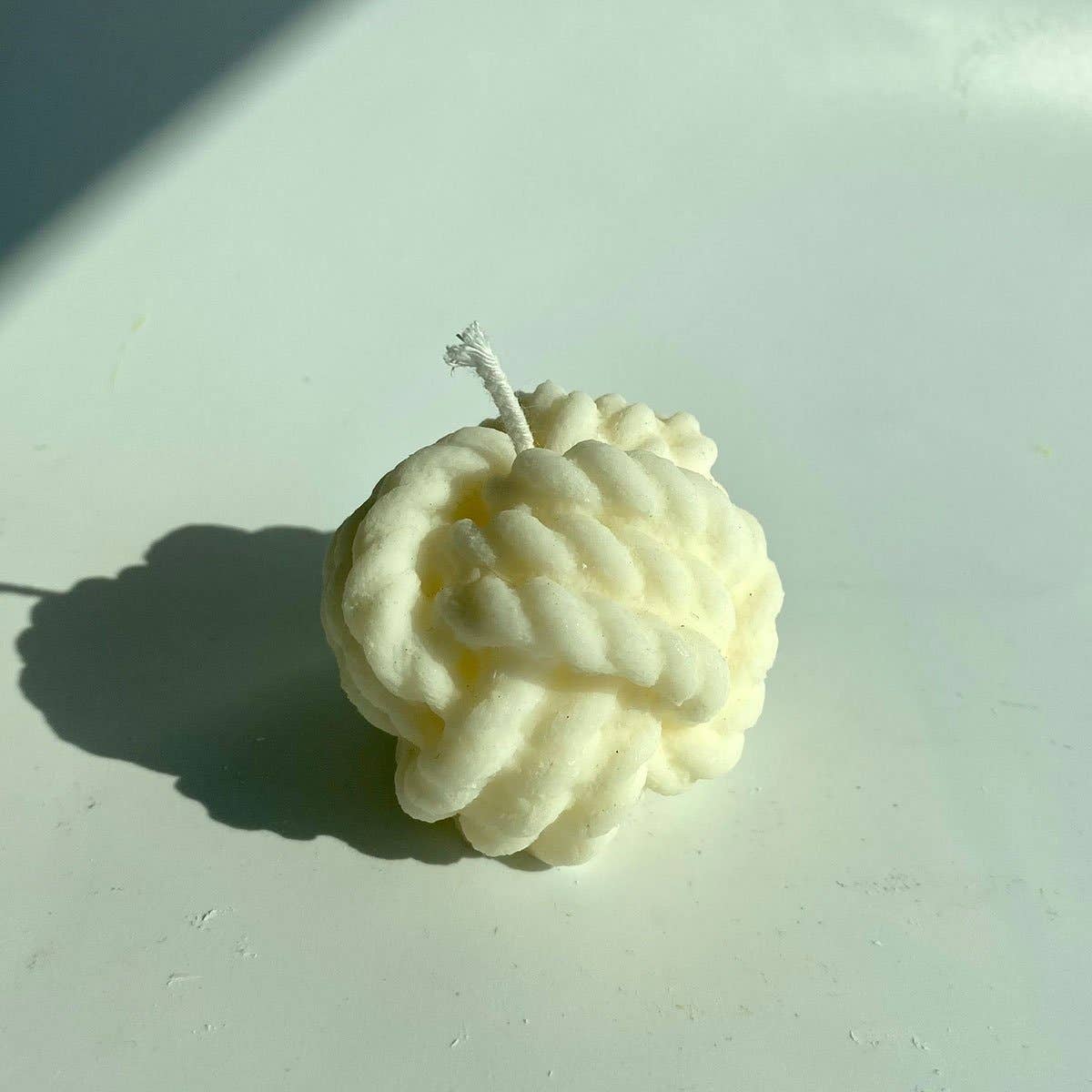 Sailor's Knot Candle - White: White / Honeysuckle